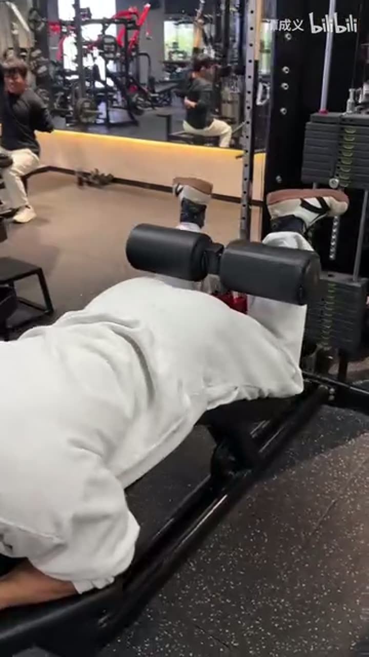 俯卧腿弯举器械来源画面